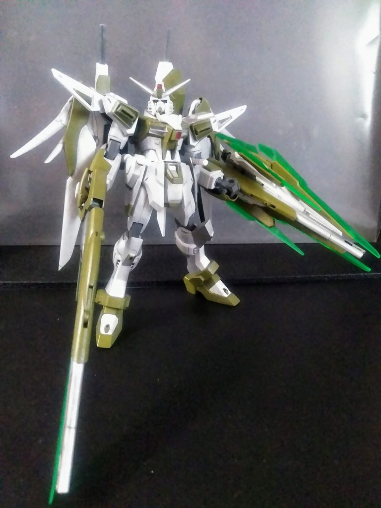 更に更に更に、番組に影響されて途中パワーアップを果たします🧐ビルドストライクブースターのサイドのランチャー×2 & OOクァンタの GNソードⅣとGNシールドを合わせてコサエタモノで追加兵装としました😆