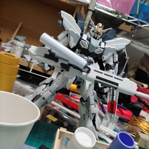 スタインの工作が完了しました(*ﾟ∀ﾟ)ぼくがかんがえたゆにこーんの試作機、です。ガンダムっぽいアンテナをつけたり、ライフルにタンクをつけてビームマグナムの試験型的な感じにしたりですね。うむうむ。全体のディテールも追加してます。格好良いでしょ✨頭部のセンサー作るのが難しかった！！！形が難し！！そのうち塗装しようとおもいます、近いうちに、必ずや！かなり時間をかけて工作したので塗装はうまく言ってほしいですねぇ……(人∀・)ﾀﾉﾑ（2枚目）