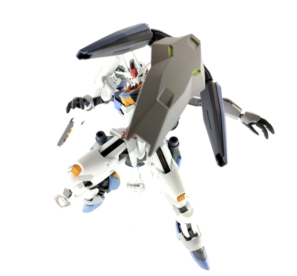 金…は金星のビーナス・グロゥブによる開発装備、左肩にはビックアーム・ユニットを小型化してまとめた攻守一体の複合盾です。サイドのアームが展開してビームやサーベル、接近して相手を挟み込んだりできます。