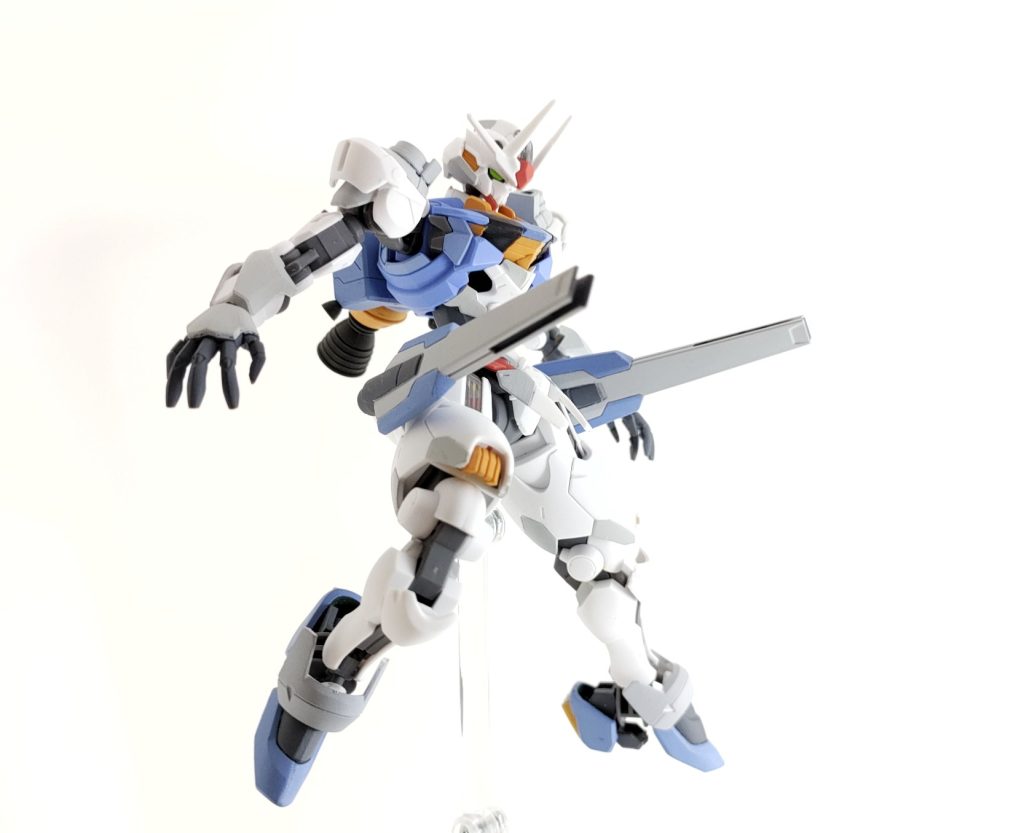 また、腿にはGNフィンファングを搭載。回転して前方への攻撃、後方にも対応した射撃が可能です。