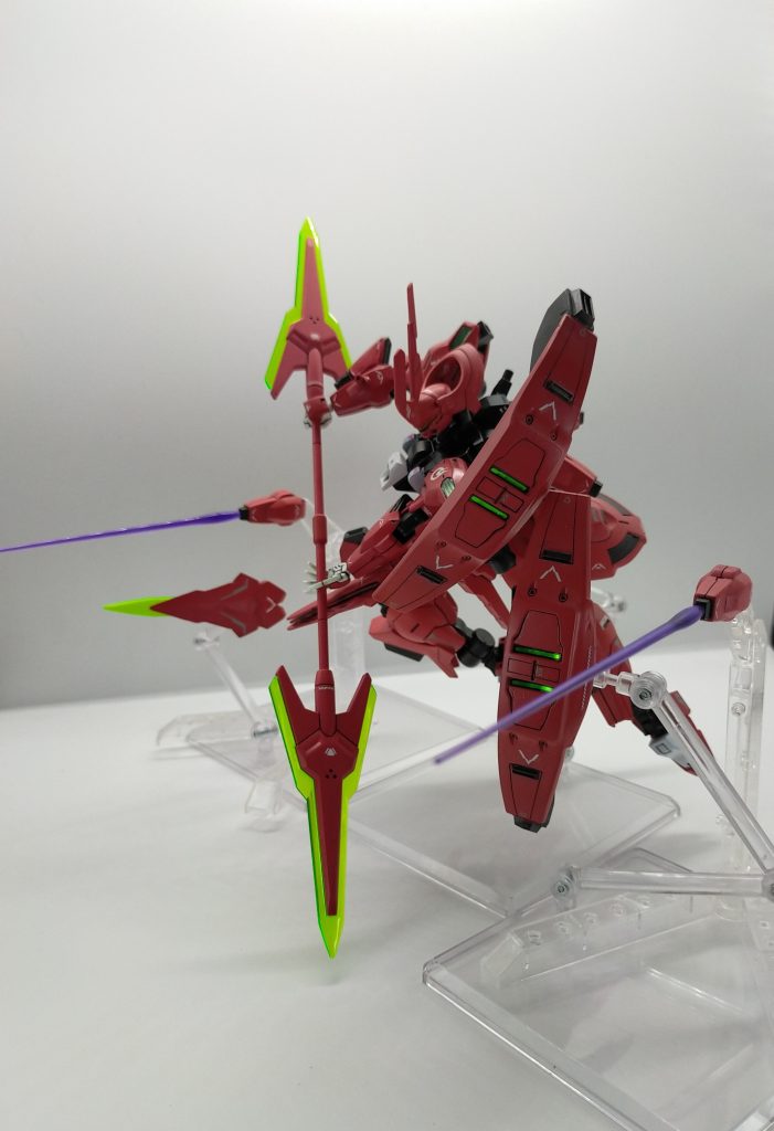 最後に、有するドローンユニットを全て展開、使用した場合の紹介です。4機の攻防一体のドローンと4機のビーム突撃砲により、多彩な戦術をとることが可能です。前腕部を接続したままの場合でも総数は8機、切り離した場合には10機となり、我が社のCEOが学生時代にホルダーを競い合った機体であるエアリアルのエスカッシャンにも迫る数となります。