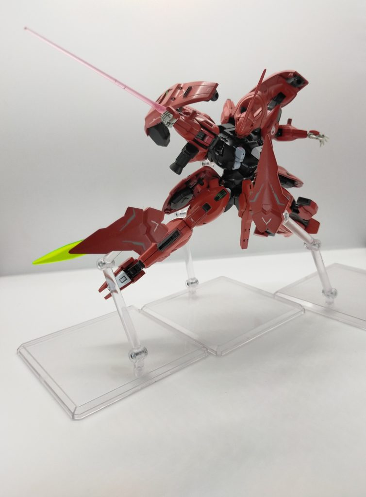 アンビカー改タイプB加えて前腕部には増設されたドローンユニットとして、小型化されたアンビカーがそれぞれ1基装備されています。ビーム発振機能に加えシールドとしての機能も有しており様々な運用方法をとることができます。