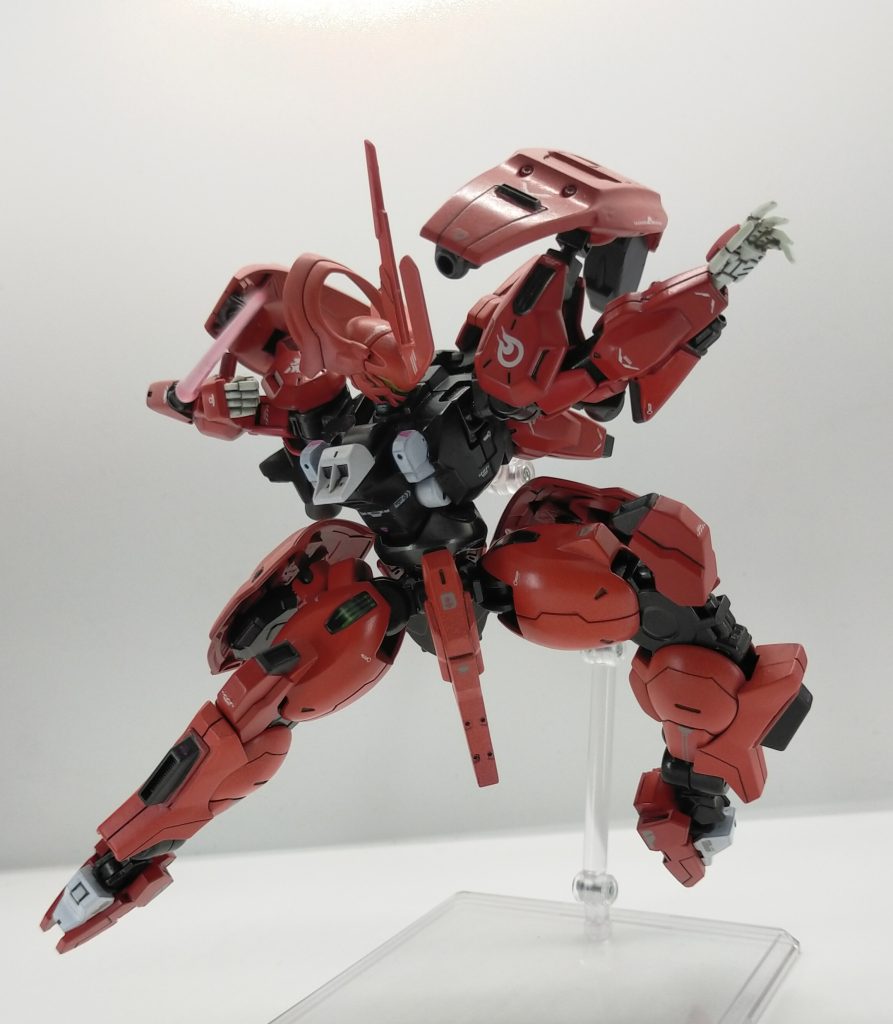 イーシュヴァラ改タイプAさらに前腕部にはビーム発振器が増設されています。これは前腕部をドローンユニットとして運用した際の火力を確保する他、とっさの格闘武装としても役に立ちます。