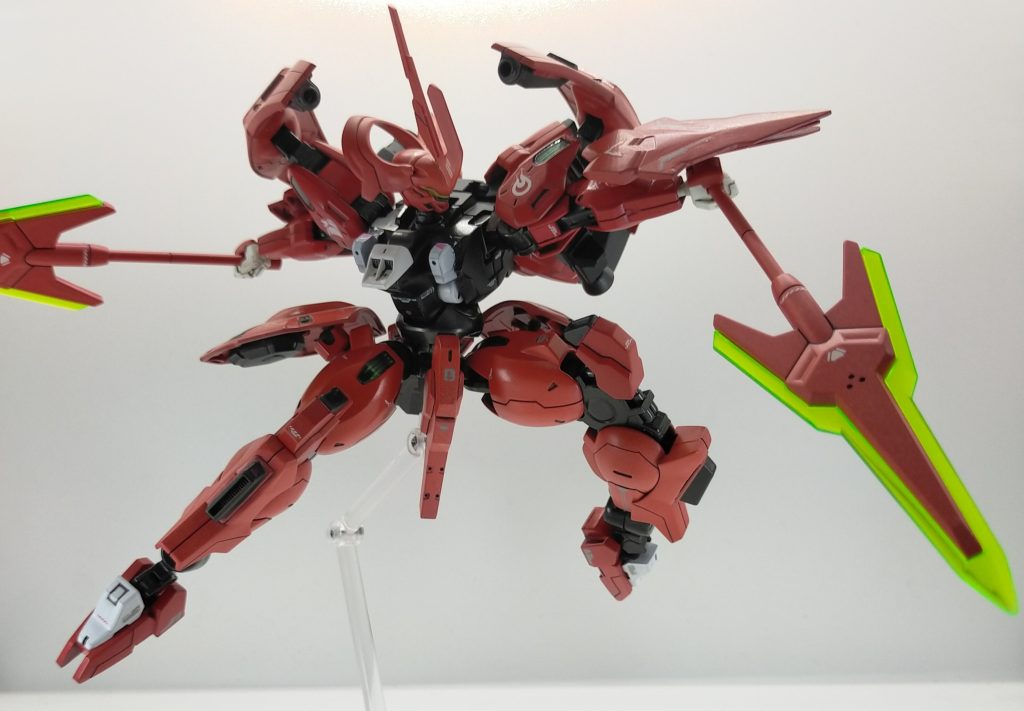 ビームジャベリン/ビームアンカー×2主武装であるビームジャベリンはディランザからの大型武装の系譜を踏襲したものです。改修前はビームアンカーとビームクナイに分割していましたが、戦闘時の取り回しと戦闘能力を両立させるためにアンカー2本への分割に変更されました。