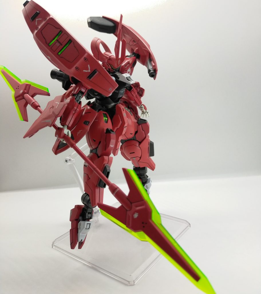 本機は主に高機動化、ドローンユニットの多機能化と増設をコンセプトに改修されました。またグエルジェタークCEOの過去の戦闘データを意志拡張AIが学習していることも特徴です。