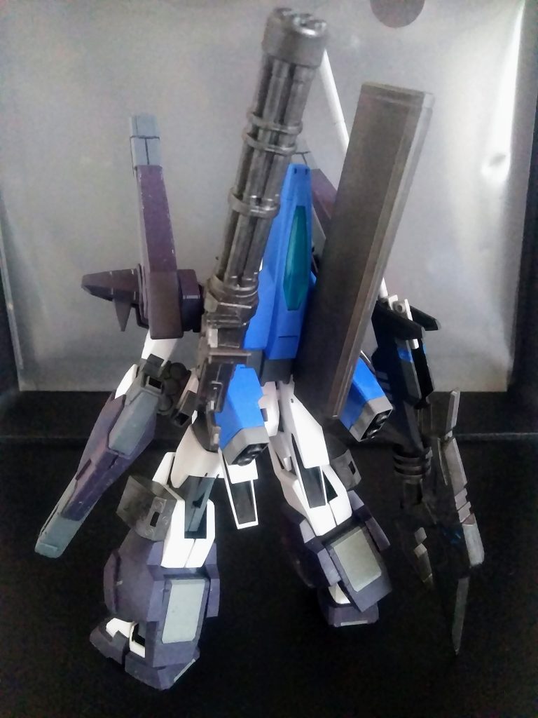 誰がどう見ても『ガンダム AGE 3 フォートレス』ですね😆　      　　　　　　　　　　     ダイバーは『セン・シュウラク』くん　            『お相撲さん』です😲 将来『大横綱』を目指して彩度商店街の近所にある『城保志 部屋』に弟子入りしてます😊