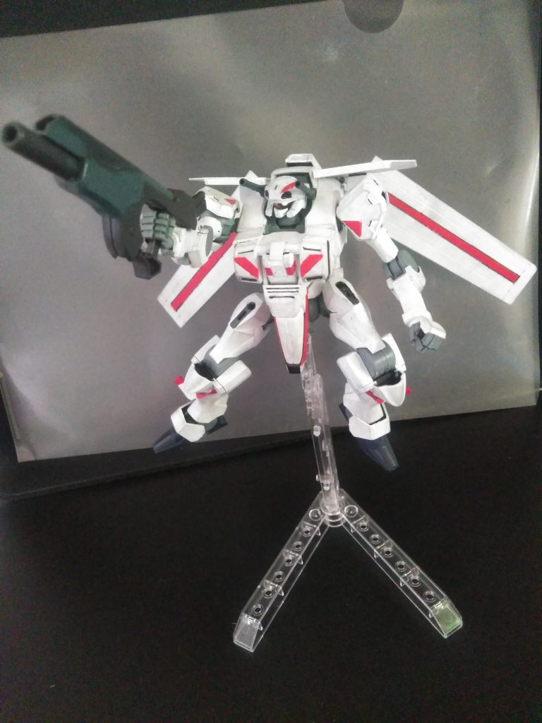 たまに、こんな風に飛んでたような🙁            頭部の棒はアンテナではなくビーム砲なんですよね😆『幕路酢』の放送は 1982 年となります🤔 設定発表を見た時は、まるで『F-14 トムキャット』のような戦闘機があのようなロボットに変形するなど想像も出来ませんでした😋