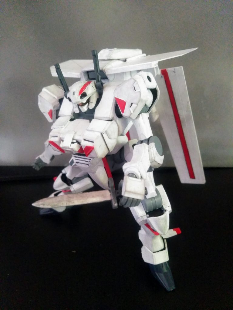 後のシリーズではナイフを所持している様だけど、無印も装備しているかは知りません😤特筆すべきは『板野サーカス』と呼ばれるあの演出😂 アレには興奮が修まりませんでした😍 毎回の様にある作画崩壊も凄まじいけど…🤣