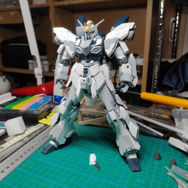 スタインの工作が完了しました(*ﾟ∀ﾟ)ぼくがかんがえたゆにこーんの試作機、です。ガンダムっぽいアンテナをつけたり、ライフルにタンクをつけてビームマグナムの試験型的な感じにしたりですね。うむうむ。全体のディテールも追加してます。格好良いでしょ✨頭部のセンサー作るのが難しかった！！！形が難し！！そのうち塗装しようとおもいます、近いうちに、必ずや！かなり時間をかけて工作したので塗装はうまく言ってほしいですねぇ……(人∀・)ﾀﾉﾑ（1枚目）