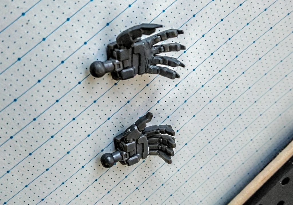 冗談はさておきハンドパーツはTHE ORIGINのものを使用しました。エアリアルは爪?みたいのがあったのでつけてみたり指の角度を調整して躍動感があるようにしました左のシールドは普通に無くしましたヾ(o´∀`o)ノ