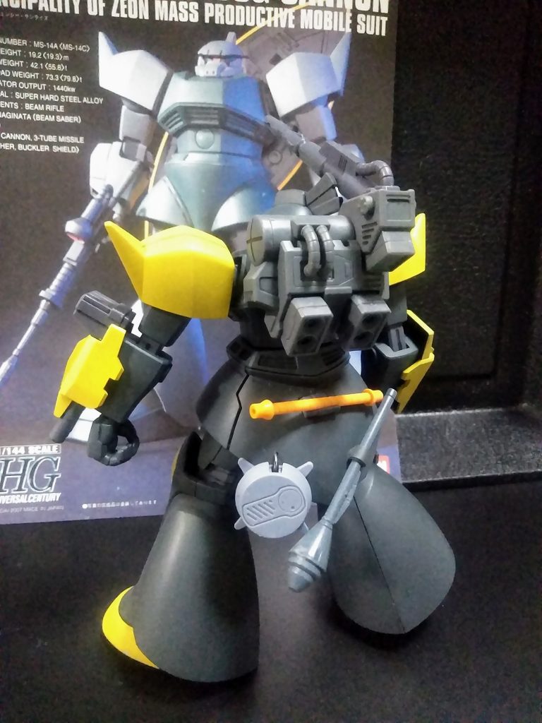 『シャア専用ゲルググ』のリデコとなるこのキット😊『 量産型』とのコンパチですが『シャアゲル』+数百円(覚えてない)で購入できるという、お買い得な品物です😍『エドガァ中尉機』なので『 90mmマシンガン + グレネードランチャー・シュツルムファウスト&ソーサー ボム』後はキャノンの標準装備です😁