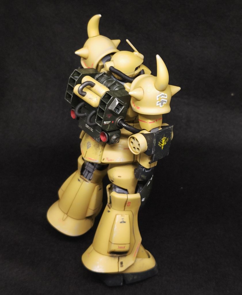 普段は殆どウェザリングしないのですが、流石に砂漠仕様なので汚しました。というか、汚してない状態はものすごい違和感がありました。特にマーキングがすごく浮いて見えたので、部分的に剥がれてるようにしてみましたが、胸の白いラインは汚し忘れました。（後で汚しとこうかな。）足元はちょっと多めに汚しましたが、全体的に汚し過ぎないように注意しました。