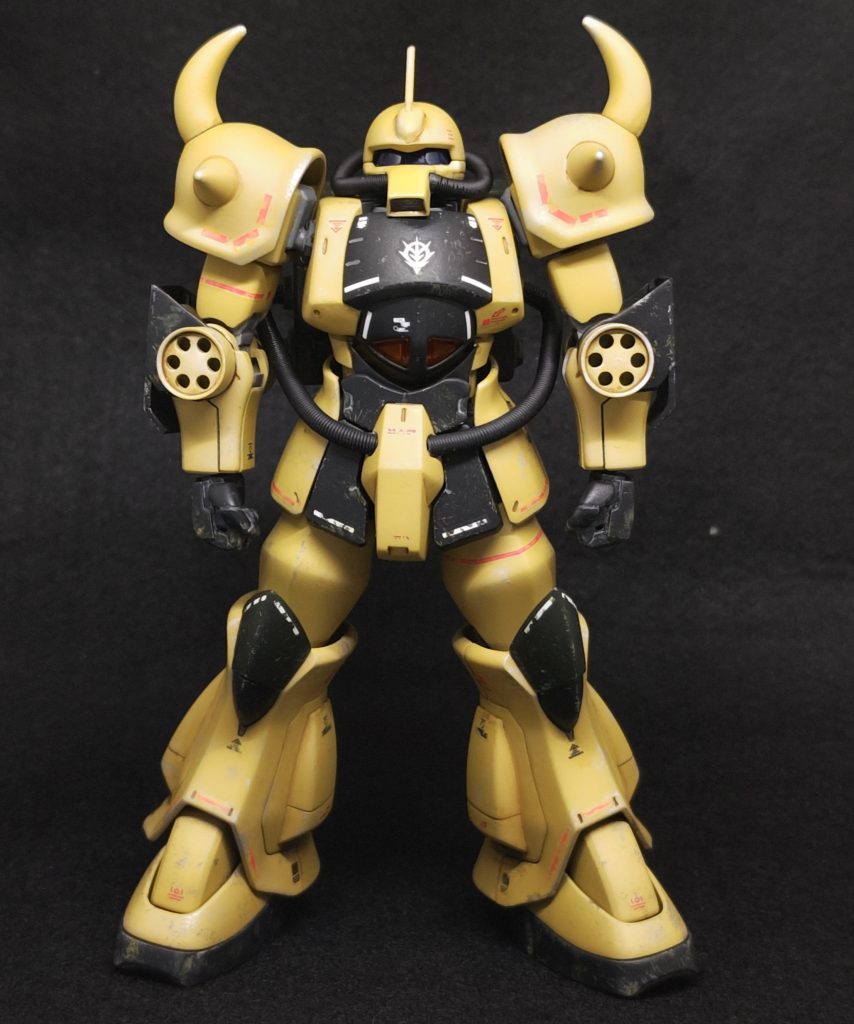 塗装は缶スプレーのサンドイエローに、他は水性アクリルの筆塗りです。黒い箇所は迷ったところで、川口名人のグフの膝はツートンに見えますが、他は黒一色にも見えます。なので膝の上とランドセルはブラックグリーン、他はミッドナイトブルーで塗りました。結果、川口名人同様、黒一色で殆ど見分けがつかなくなりました。