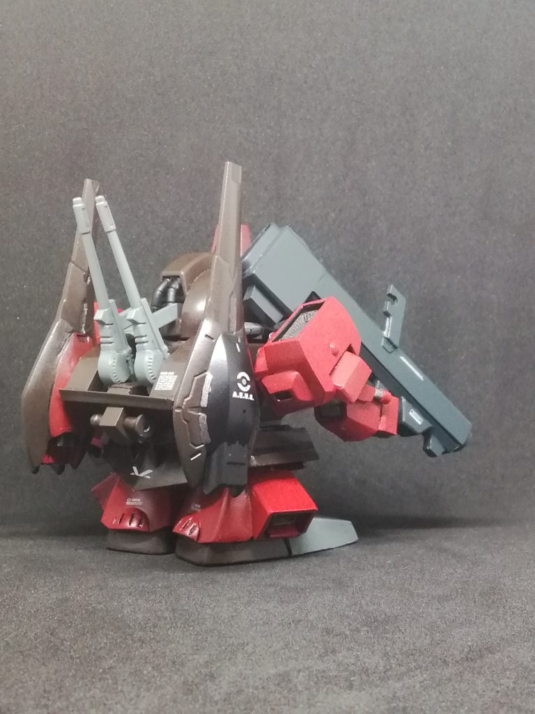リアビュー。バインダーとビームピストルはGフレームのリックディアスのものを流用、肉抜き穴をパテで埋める加工をしております。