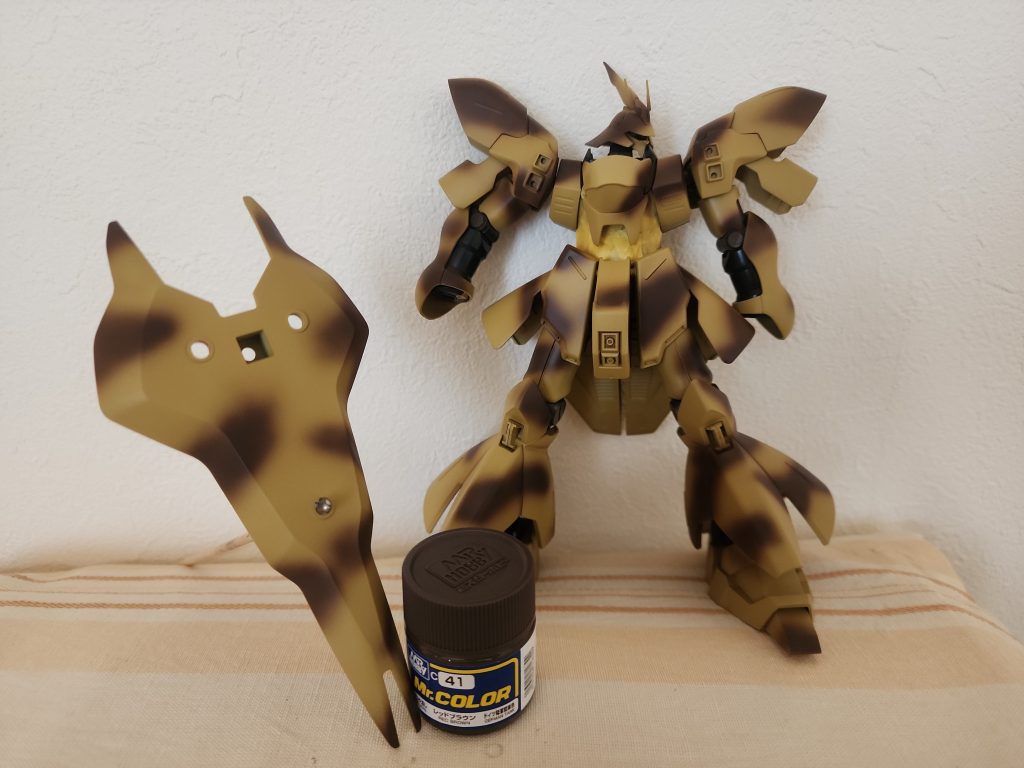 レッドブラウンで迷彩塗装