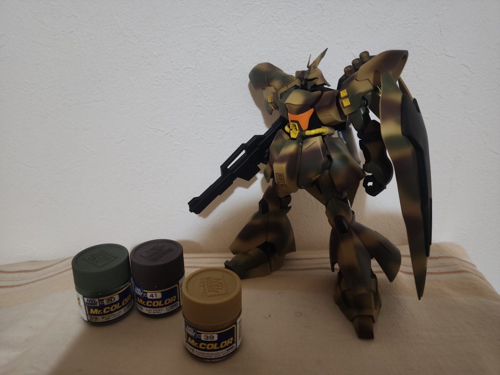 エアブラシ塗装完了。そこから筆でドット迷彩を書き込んでデカールを貼りました。