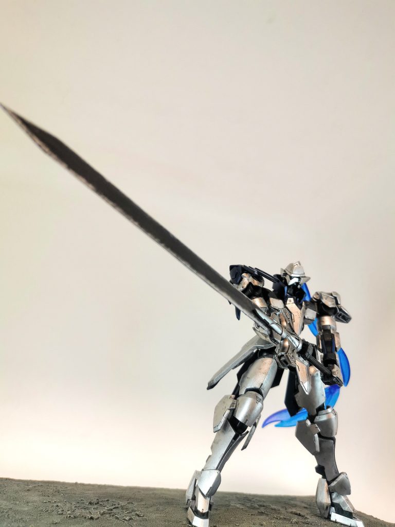 サンライズ立ち。やはりでかい剣は見栄えする。