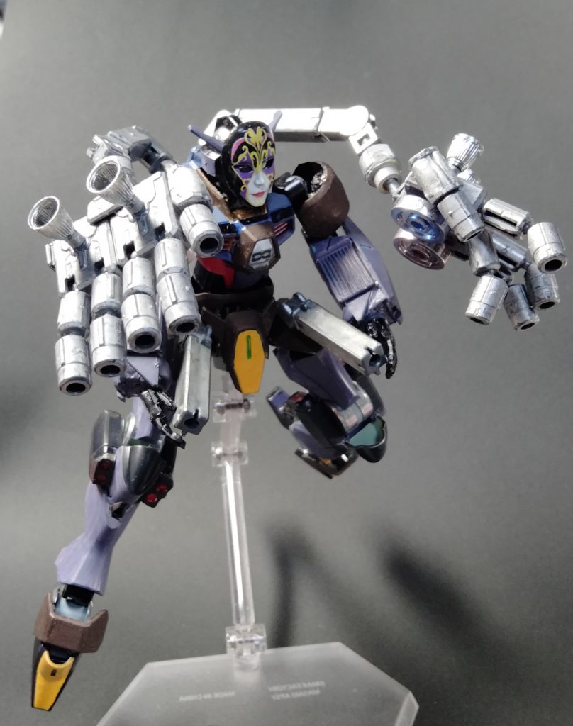 武装は背中のビッグハンドに加えて、両腿に装備されたレールガン砲です。