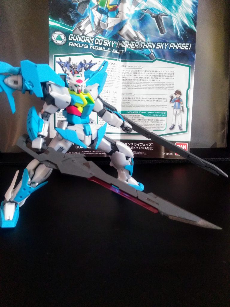 色が気に成らなければ、アクション満載の良キットと成ります😊                                             そして『デスティニー ガンダム』の意匠が盛り込まれたこのデザイン😍            自分なんて『嬉しくて😆尊くて🤗喜びの涙😭が止まりません❗』右肩に懸架『バスター ソード』ヤッパリ名なし😢