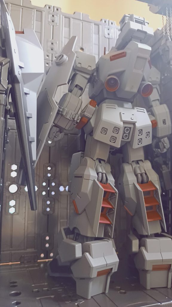 後ろ姿も重厚感が有りますね~腰部からスカート部分はNT1の面影もチラッと見えます(゜-゜)