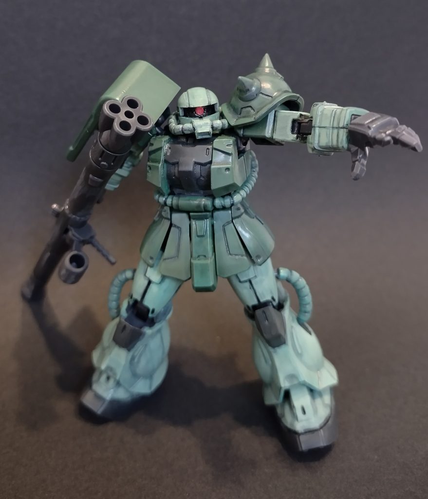 ハンドパーツ入れ替えの関係で、腕部パーツを接着できないため合わせ目が盛大に目立ちます