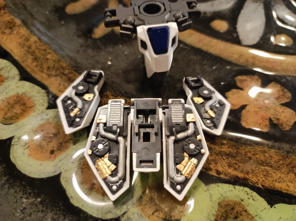 珍しく内部のアーマーも塗装しましたが、組立が終わったらあまり見えません。