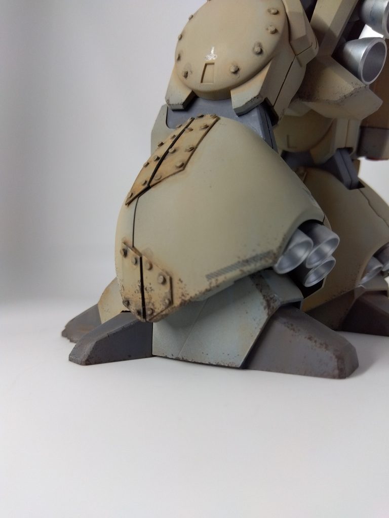 戦車のイメージに近づけるように。鉄板とビスに見える様に0.3㍉プラ板と1㍉プラ棒を切って貼ってしました。　汚しも加わってそれっぽくなったかな？