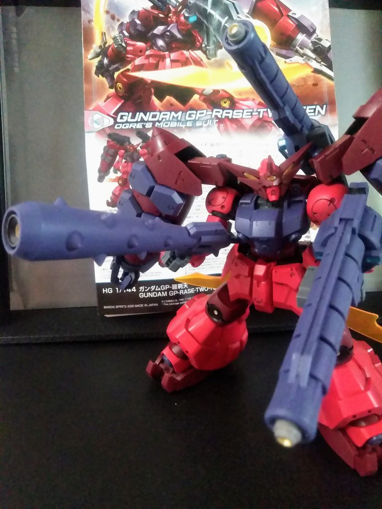 主人公『リクくん』のライバル『オーガさん』の次期使用機体となります🙁                         元キットは言わずもなが『DONだけ盛ってんだ』とツッコまわずにはいられない状況です😂金棒『羅刹金砕棒はビームバズーカ』としても使用可能😲 背中と左手のバズーカは『GN リボルバーバズーカ』といいます。この時点でバズーカ × 3 ヤッパリやり過ぎ😓