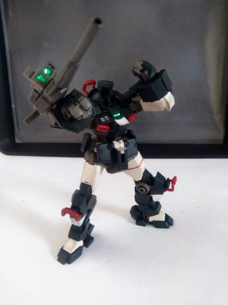 リアタイ視聴で何が一番インパクトがアったかというと『主役メカ』がチッとも登場して来ない❗😠 此に尽きると思います。        第一話は今でいう『PV作品』みたいな作りなので別枠として、初登場は第七話まで持ち越しと成ります😲 今では考えられません🧐『リニア ガン』と間違えて見て下さい😋