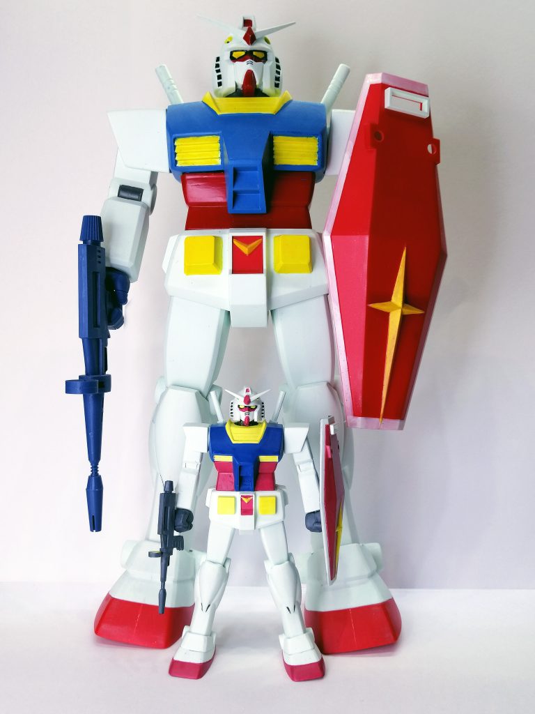 その昔つくった1/60旧キットとの比較です。1/144は継ぎ目消しが楽ですが、顔の塗装が細かく難しかったです。