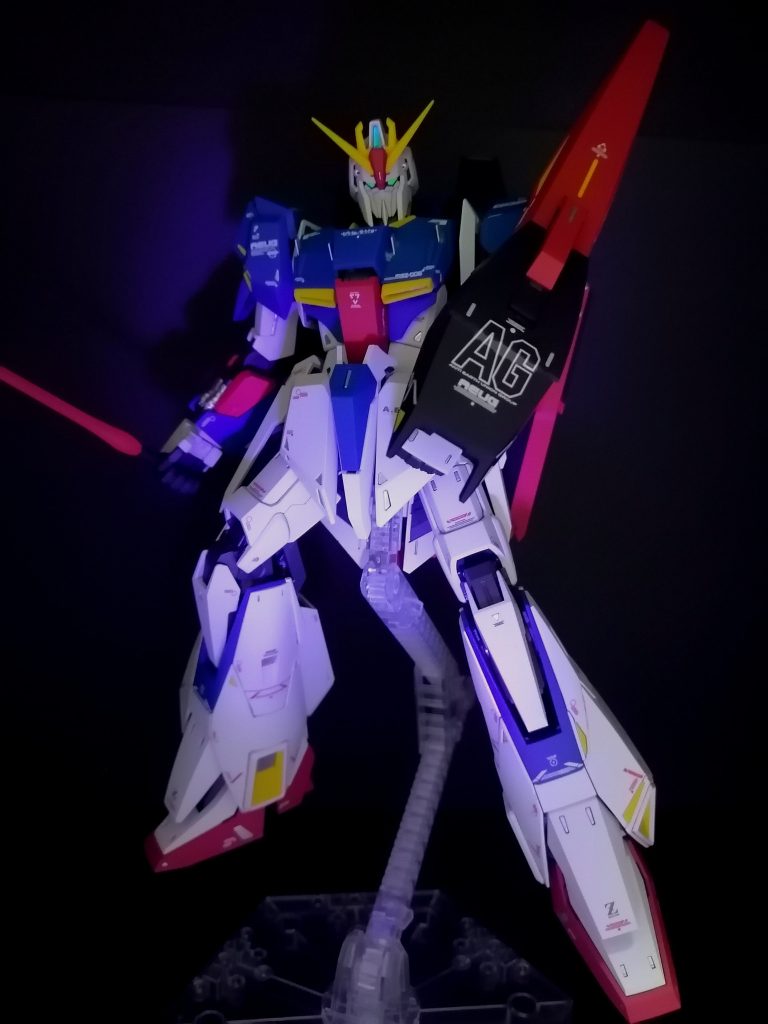 頭部カメラ・ツインアイ・ビームライフルスコープ・ビームサーベルは蛍光カラーで塗装しました。見ずらいですが、UVライトで発光します。しばらくは、積みプラを崩していきます。最後まで見ていただき、ありがとうございます😸