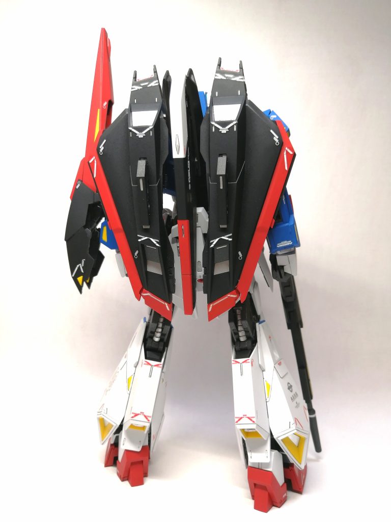 完成させるのに、約32時間かかりました。過去最高の製作時間です😅動力パイプ等もシャインシルバーで塗装しましたからね。変形ものは構造が複雑なので、時間がかかりますね。破損が恐いので、ウエイブライダーには変形させていません😅