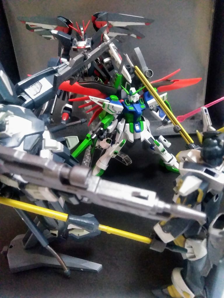 『宇宙機動要塞 メサイア』に陣取る『ギルバート・デュランダル議長』の元へ向かう『シン・アスカ』                                   だが、眼前に黒い『自由・正義・天帝』が立ち塞がった😲