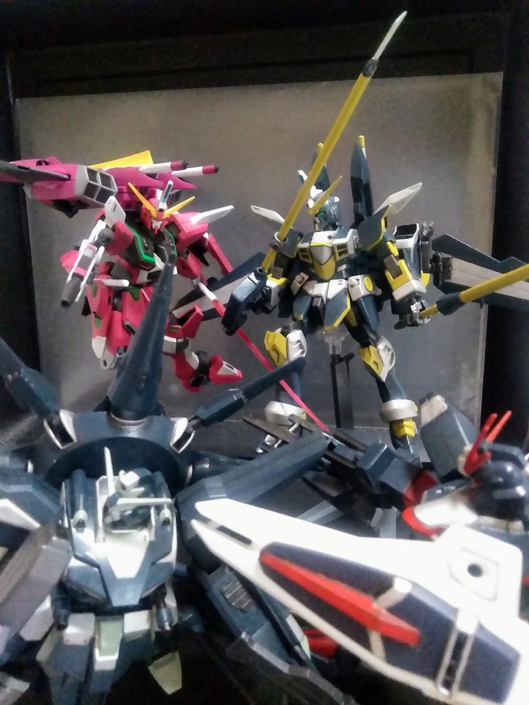 『デュランダル議長』を絶対と崇める『ザ・ドリフターズ』《エイト アワー オール メンバー ギャザリング隊》                         『シン』の命運も尽きたかと思われた時 『紅く耀く無限の正義』が突き刺さる❗❗       正義の力を執行し、進んだ後に残るのは、切り刻まれた 10 の影。