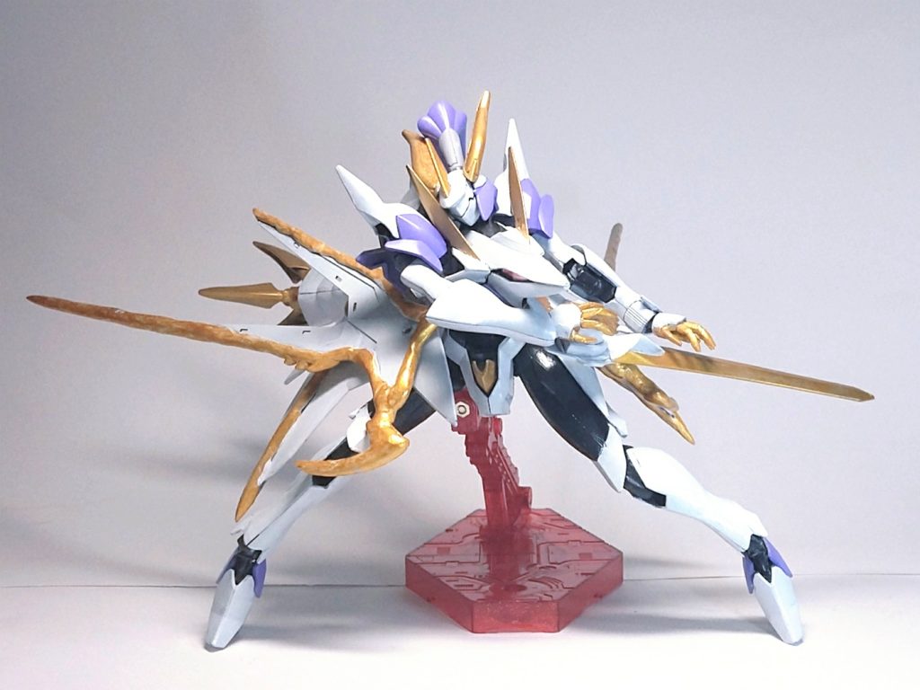 腕と肩の接続部に関節を追加し、二次元の嘘的なポージングも実現。剣戟アクションがメインなのでやはり肩周りの可動域は重要です。