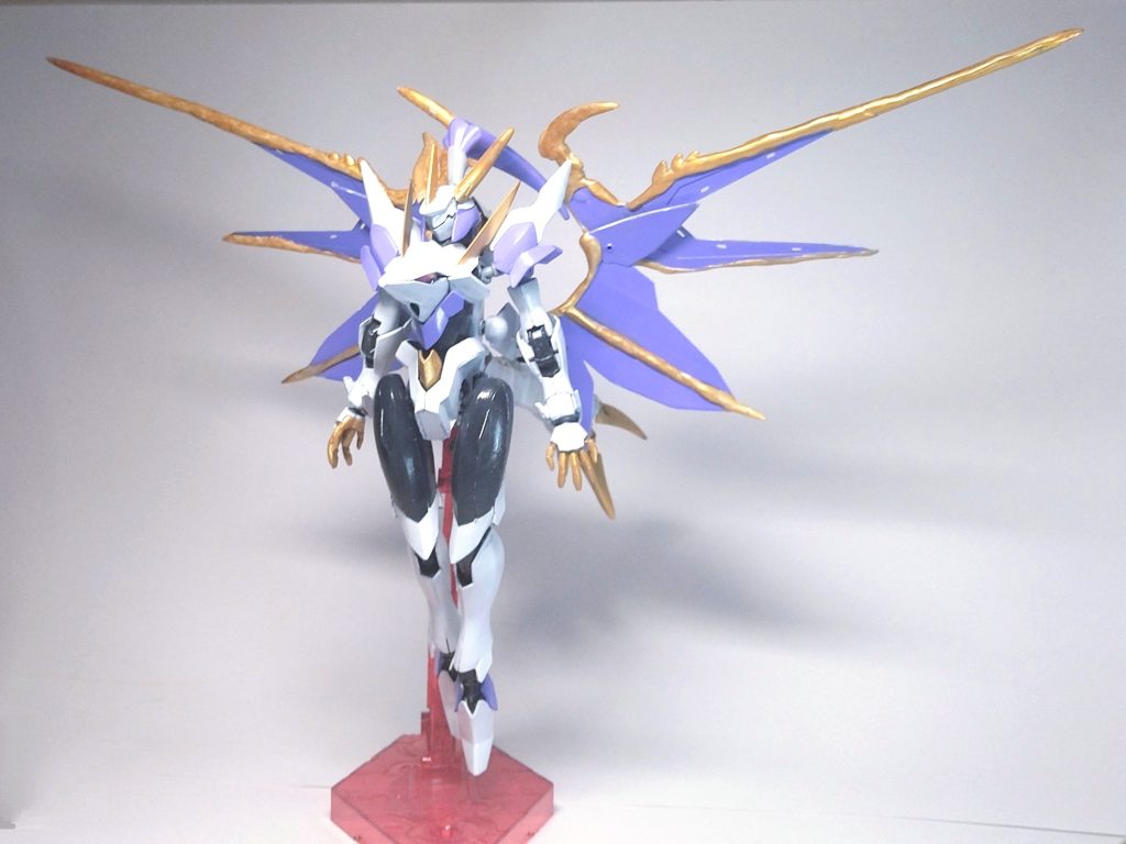 ウイングバインダーを展開。当然差し替えなし。金色の部分は真鍮線やランナーを軸にパテで造形しました。ガタガタですがむしろ生物感は強まっていると思います。