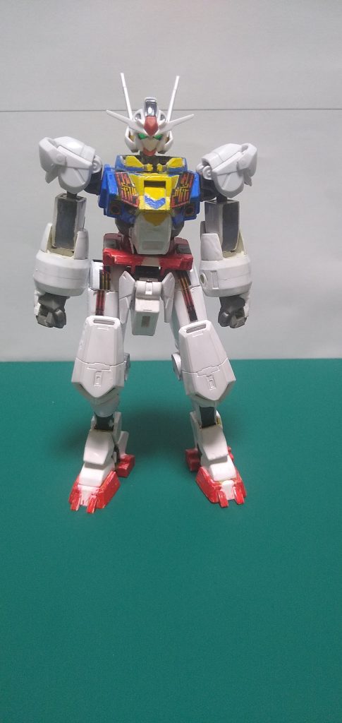 顔はデミトレをガンダムっぽく加工しようとしましたが技術力のなさゆえに断念。目元を少しデザインナイフで広げて口元少し短くしてます。首元はチュチュデミの余剰パーツを加工しました。脚部側面のスラスターをエアリアルっぽく正面に配置するため、膝関節にピンバイスで3mm穴を開けカットしたランナーで接続しました。