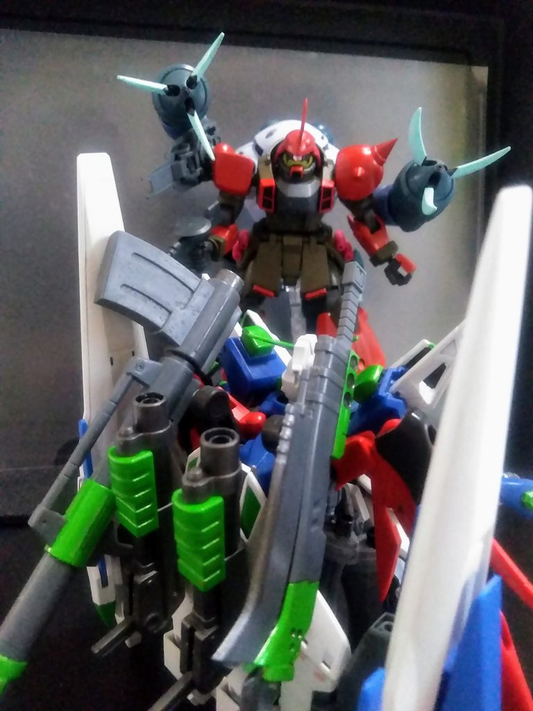 無限に伸びる『クロー アーム』                  当然 腕内ビーム砲は使用可能🧐               頭部ミサイルも同様