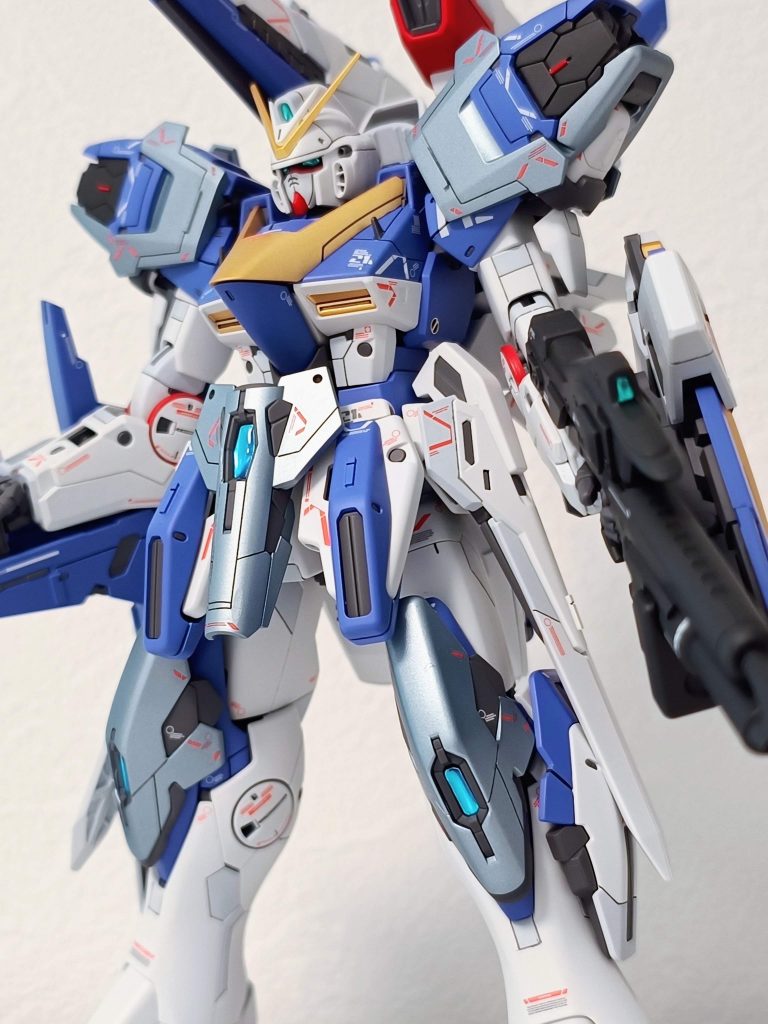 本体の工作としては、主張しすぎない程度のスジボリ追加と、埋まり気味の頭部と足首の可動域が厳しかったのでフレーム延長にトライしてみました。胸部にはVer.Kaによくあるアンテナブレードの追加と、スピンモールドを使ってGLEPを埋め込みプチデティールUPを。各種センサー部は定番のUVレジンでつやつやコーティングしてます。