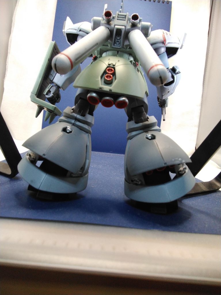 以前どなたかがやっていたふくらはぎパーツをずらしてバーニアが見えるようにしたデザインがはまったのでパクらせていただきました技術不足なのでパテで強引にずらしただけですが