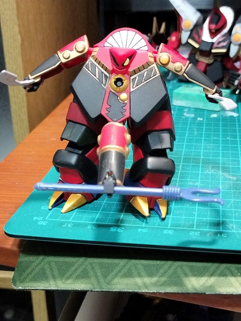 闇飛翔巨大な足で踏み潰す!なぜか,ジャンクパーツに飛翔の腕が3本入っていたので,一本は隠し腕っぽく接着。闇将軍の刀を持たせるはずが,撮影直前で紛失し,適当な武器を持たせています。