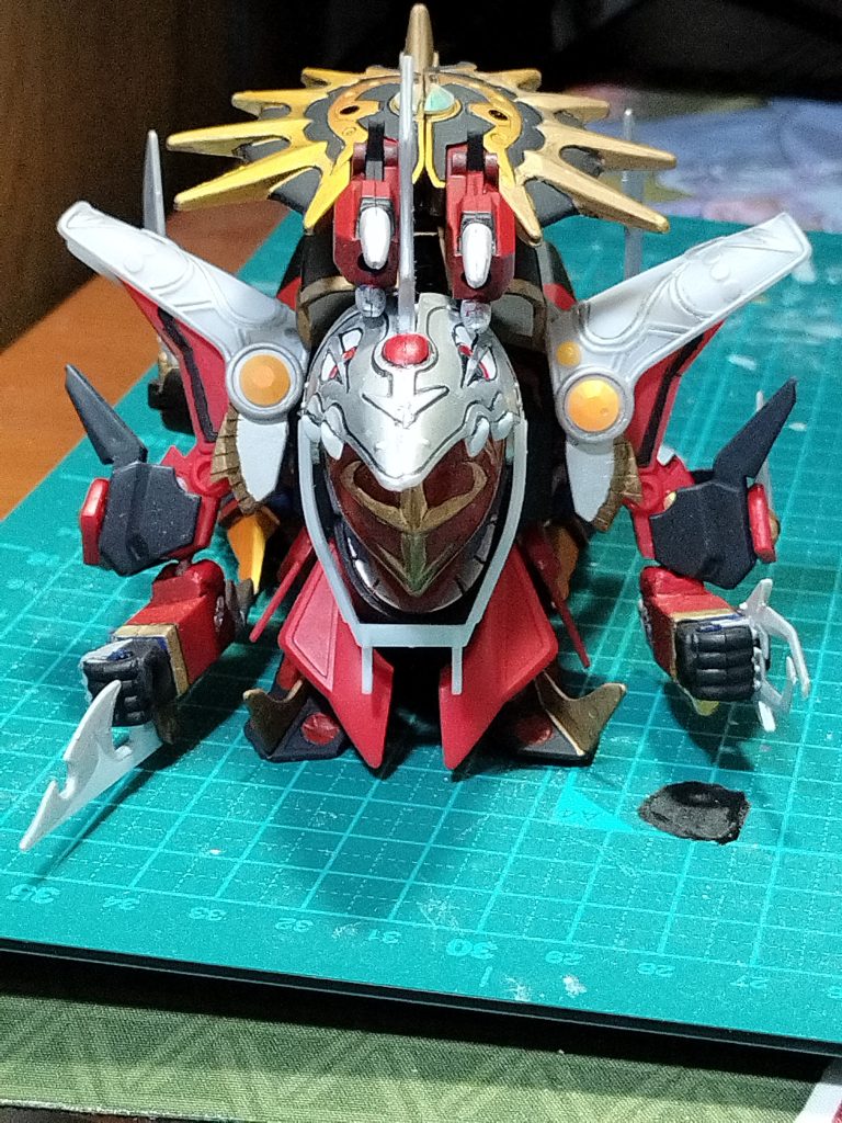 モンスター形態。腕は左右入れ替えつつ,頭をひねって後ろに倒すだけのお手軽変形です。黒星砲2丁の土台は,マグネットで胸に付くようにしています。