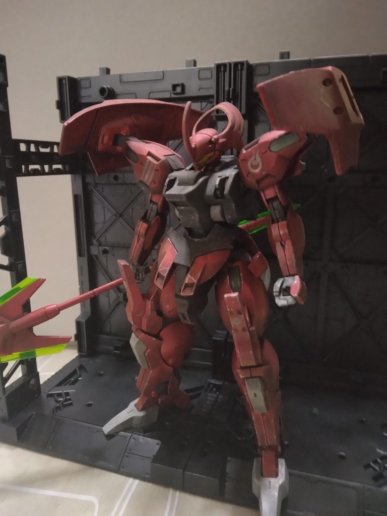 機体は素組みです。塗装は缶スプレーを使用シリコーンバリアを使用してのチッピングを行い、ウェザリング仕上げしました。