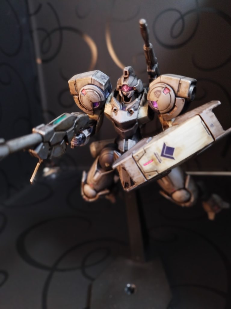 こういうなんてこたないポーズがお似合い雑魚感は否めない、けど名も知れないパイロットが戦況を動かす事だってある。そんな人達にもそれぞれの人生があるんや。わかるか坊主……これが戦争なんだよ。哀しいね……バナージ……