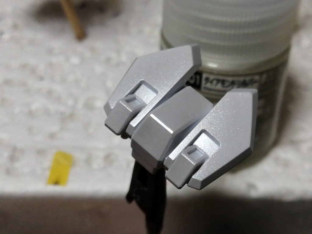 白：ダイアモンドシルバー関節：ガンクローム＋№３３３エクストラダークシーグレーそして、最後にスーパースムースクリアー（艶消し）を吹きました。