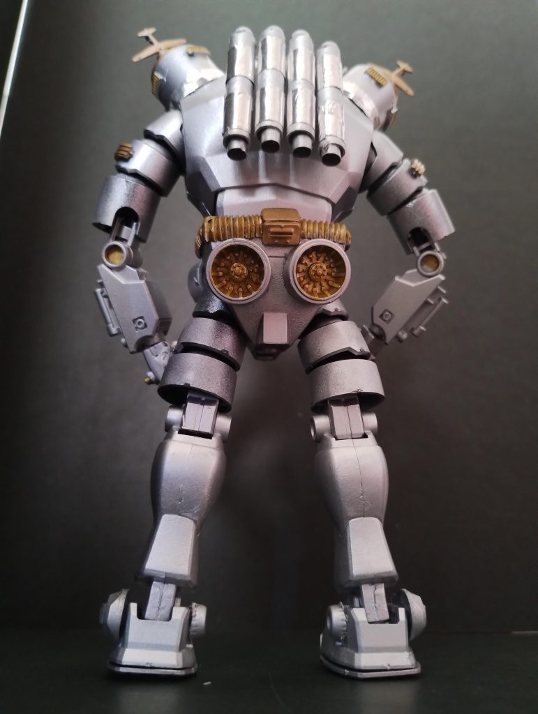 背面から。背中のロケットは紙ストロー、腰部の蛇腹はプラストローを使用。