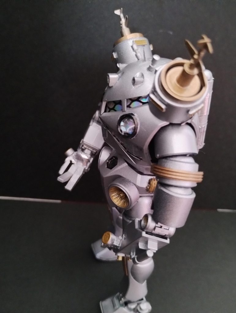 腕はEGニューガンダムから、脚はHGジムを使用。ほぼポン付けです。指は木製の洗濯ばさみを加工。