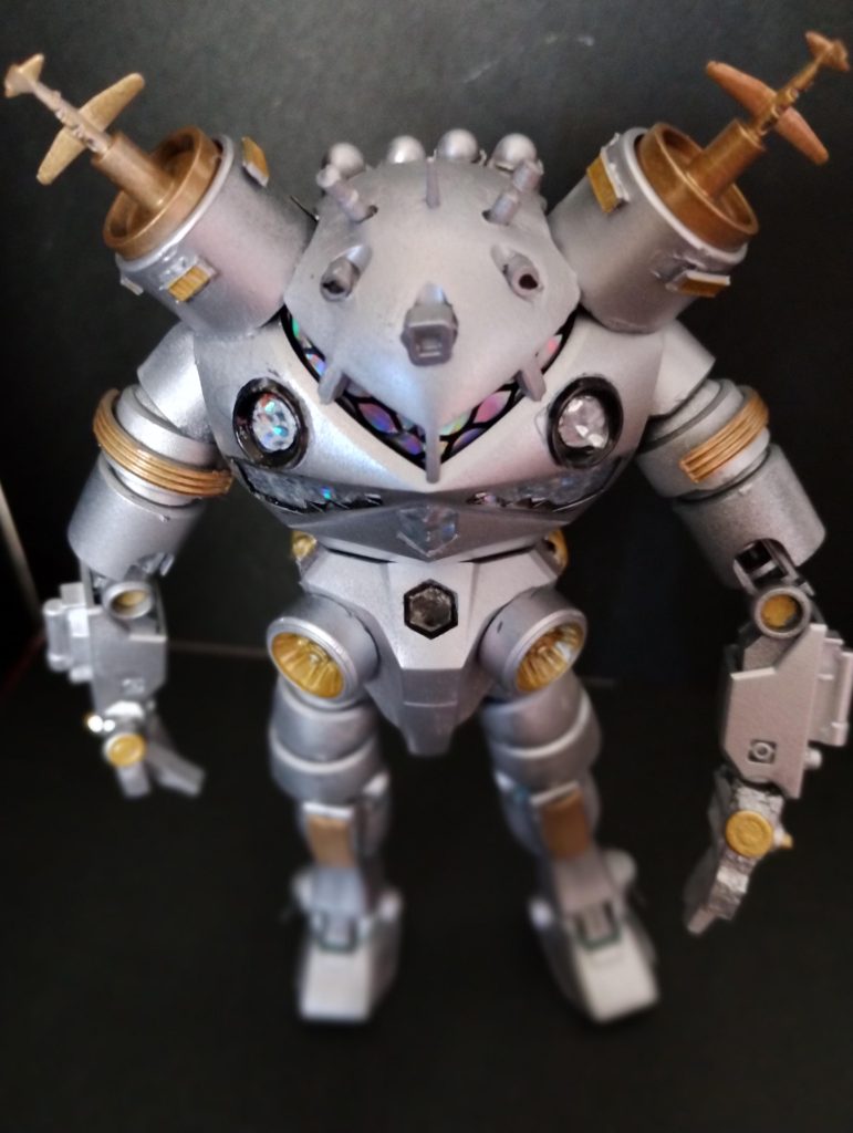 胸部のキラキラしたのは釣り用の「うろこシール」を使用。100均で購入。頭部と腰部のホイールはガンタンクから流用。頭頂部のアンテナは爪楊枝。頭部ホイール先端には1/700の飛行機を刺してます。