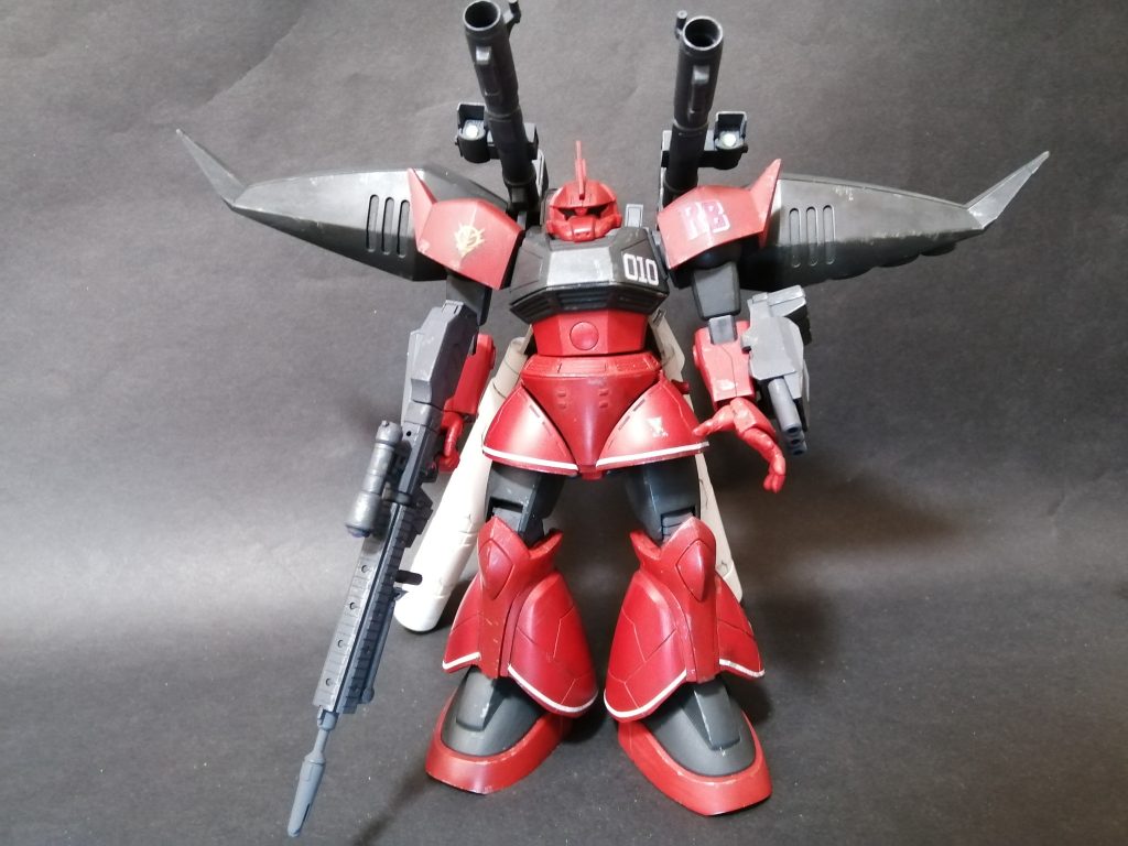 正面。前に作った量産型ゲルググ同様、両脇締め、腰延長、スカート延長、足首内部フレームで延長、苦手なスジボリなど行ってます。白のラインを塗るかデカール使うか悩んだのですが、マスキング用ライン白テープそのままでもいい感じなのでそのまま使ってますw