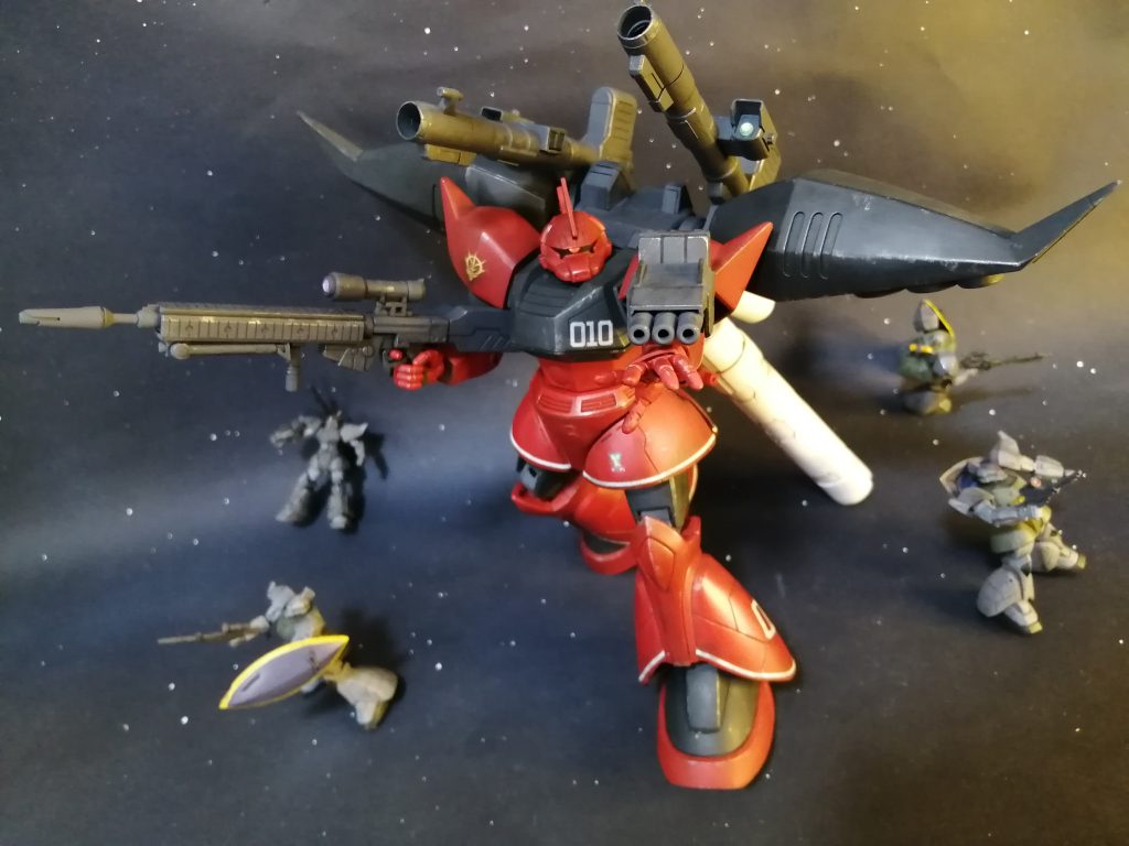 いつものジオラマ風景です。赤に白のラインは映えますね。食玩ゲルググ達も再登場です。最後までご覧いただきありがとうございました。